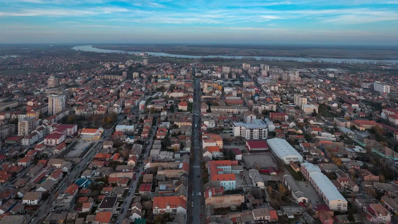 Šabac iz vazduha: pogled na grad i reku Savu